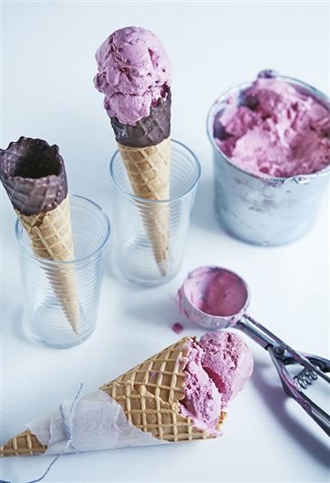 Frozen raspberry and blackberry yoghurt