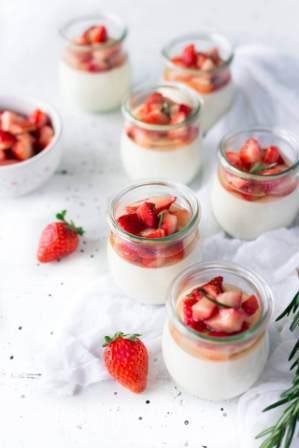 Strawberry and yoghurt fool